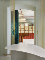 Showroom kosmetiky v Karlíně, P E T R I K + K O T R C & Nora Sopková: Hlavní a vedlejší část prodejny autoři rozdělili posuvnou mosaznou mříží