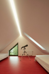 Pohled do podkroví, kde se dá příležitostně nocovat (Rodinný dům Chřibská od 0,5 Studio)