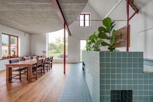 Architekti odstranili původní strop, čímž vytvořili otevřený vzdušný prostor sahající až k dřevěným trámům střechy. 