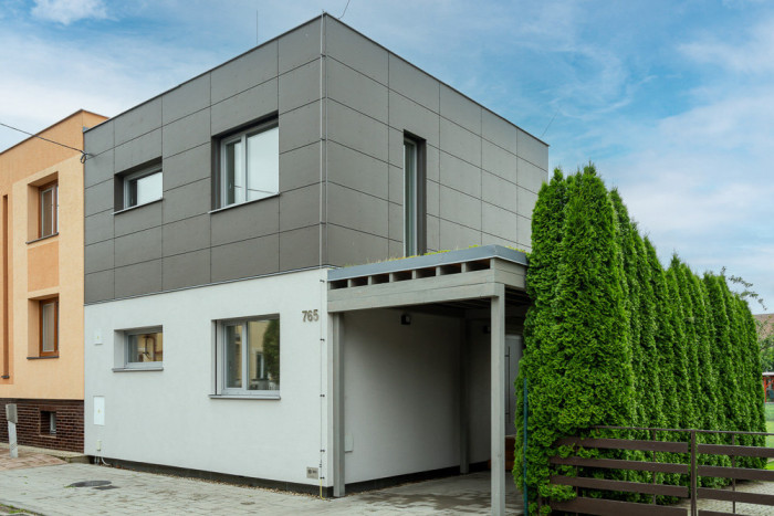 Velký dům na malém pozemku, postavený na zemních vrutech