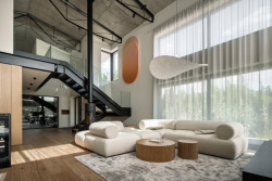 Obývací pokoj je převýšený až do ocelového krovu. (Industriální přestavba rodinného domu; Atel!er)