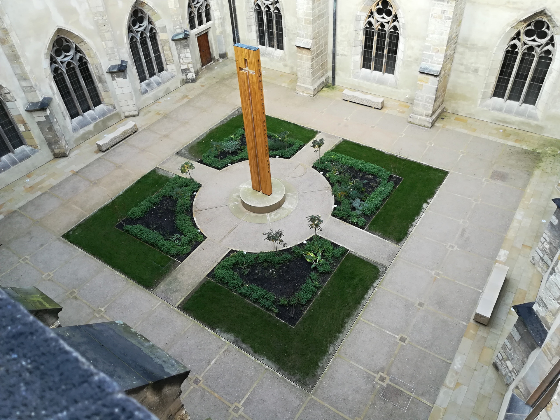 Rekonstrukce rajského dvora kláštera Emauzy od studia Terra Florida