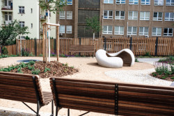 Betonové prvky jsou trochu umění a trochu mobiliář - dá se na nich posedávat nebo hrát. (ateliér YYYY, park U Uranie)