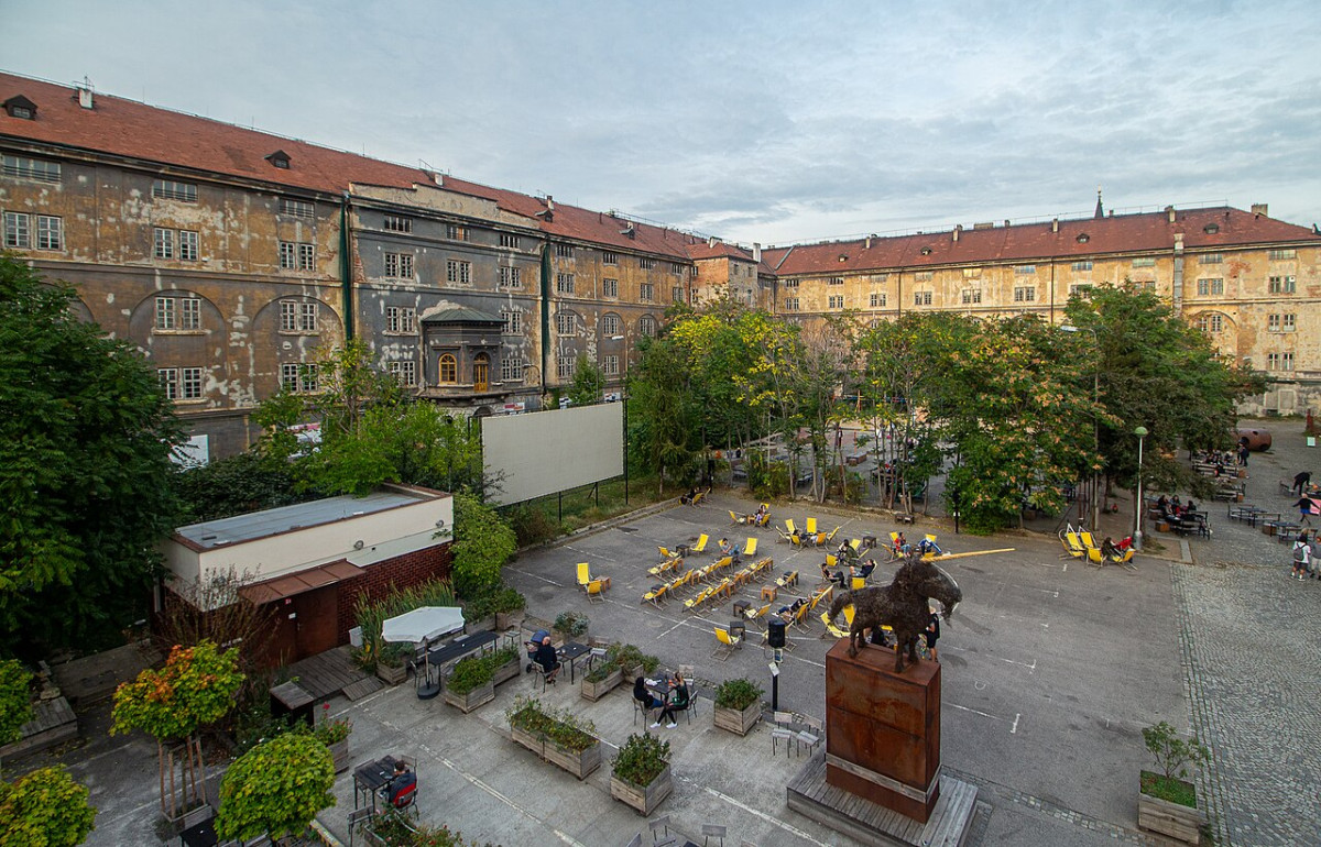 Nádvoří kasáren - jedno z největších v centru Prahy