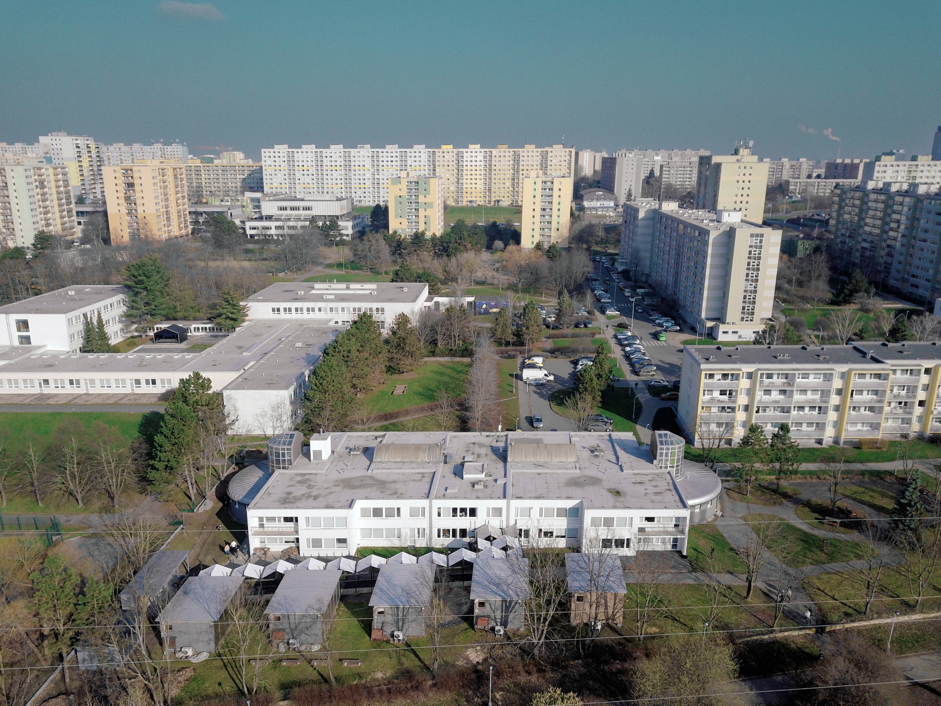 Po rekonstrukci a dostavbě původního objektu školy budou pavilony přesunuty na jiná místa v rámci zahrady a adaptovány dle potřeby. (Venkovní učebny GEVO na Jižním Městě, Ateliér HRA) 