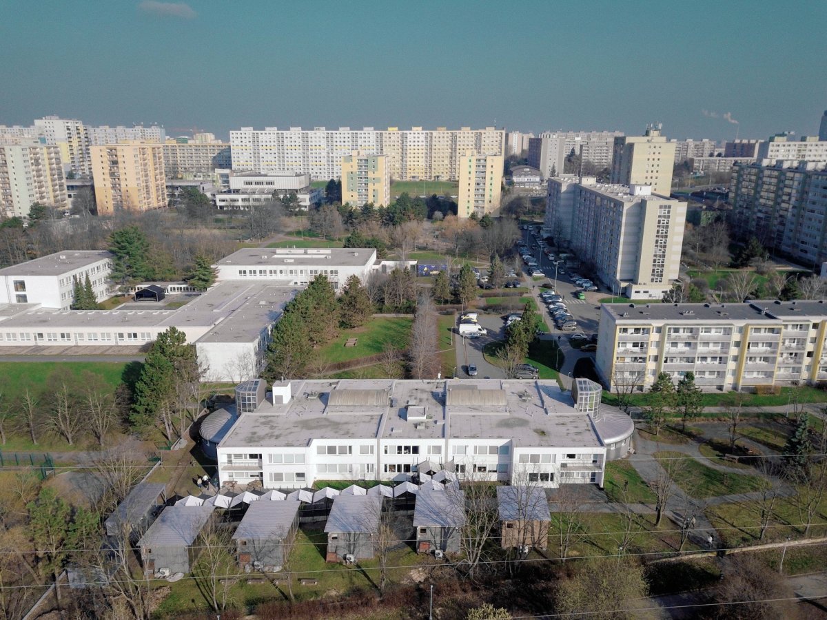 Po rekonstrukci a dostavbě původního objektu školy budou pavilony přesunuty na jiná místa v rámci zahrady a adaptovány dle potřeby. (Venkovní učebny GEVO na Jižním Městě, Ateliér HRA) 