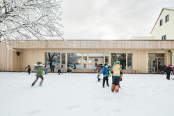 Jídelna podle návrhu Nikoly Tomkové rozšiřuje budovu základní školy ve Vyžlovce