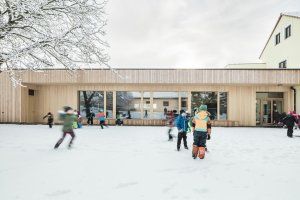 Jídelna podle návrhu Nikoly Tomkové rozšiřuje budovu základní školy ve Vyžlovce