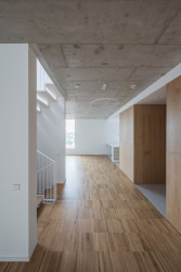 Součástí domu majitele je také krytý bazén. Má pochozí střechu, která funguje jako přístup do zahrady z vyšších pater. (Trojdům, Martin Čeněk)