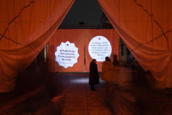 Večerní výjev: zlozvyky se promítají na opony (Peer Collective a Kateřina Šedá, Festival vánočních zlozvyků)