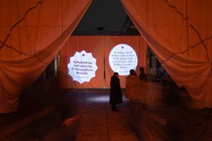 Večerní výjev: zlozvyky se promítají na opony (Peer Collective a Kateřina Šedá, Festival vánočních zlozvyků)