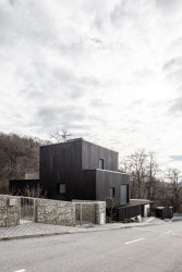 Stojí ve svahu a má mnoho teras orientovaných do okolní zeleně i s výhledem na starodávnou ruinu. (Dům Devín, plusminusarchitects)