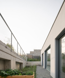 Souvisí to se soukromím, rodinný dům totiž obklopují sousedé celkem ze tří stran. (Rodinný dům v Záhorských sadech, ČECHVALA ARCHITECTS)