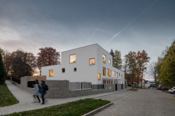 Stromům v parku je přizpůsobený půdorys budovy. (MŠ Podhrad, sporadical)