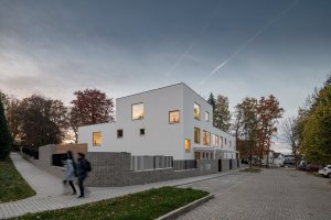 Stromům v parku je přizpůsobený půdorys budovy. (MŠ Podhrad, sporadical)