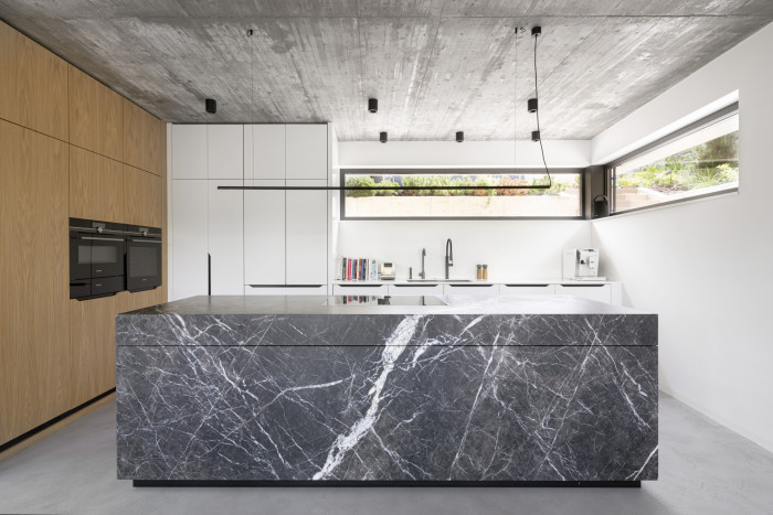 Architekti Hana Davidová a Michal Narovec ze studia Flat White dali vyniknout osvětlení značky Delta Light v minimalistickém interiéru rodinného domu