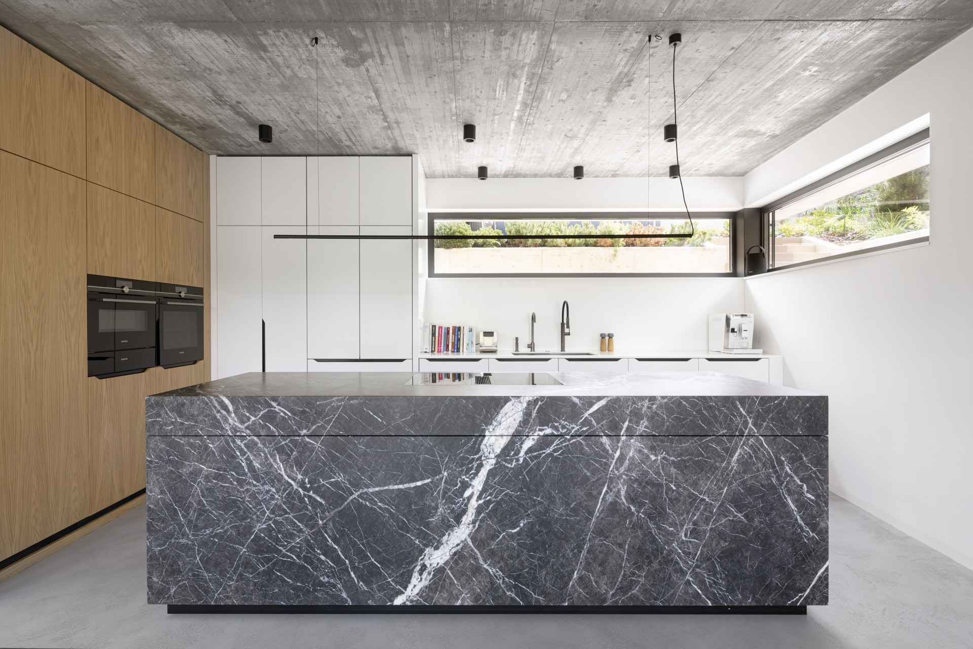 Architekti Hana Davidová a Michal Narovec ze studia Flat White dali vyniknout osvětlení značky Delta Light v minimalistickém interiéru rodinného domu