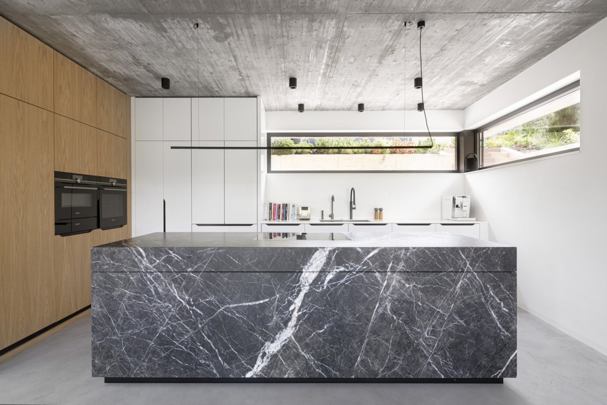 Architekti Hana Davidová a Michal Narovec ze studia Flat White dali vyniknout osvětlení značky Delta Light v minimalistickém interiéru rodinného domu