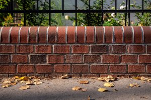 Cihelné zídky postavené z tradičních cihel z Cihelny Kadaň vytváří reprezentativní vstupní prostor, ladící s architekturou domu.