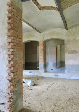 Pohled do interiéru východního křídla, který tvoří objekty z první poloviny 20. století (Hájčí dvůr v pražských Stodůlkách)
