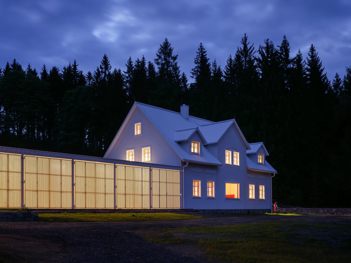 Rekonstrukce původního stavení pomohla vrátit místu život. (Zářivý sudetský dům; No Architects)