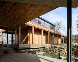 Směrem do údolí se otvírá velkými okny, směrem k domu je spíše uzavřený. (Dům Medník, päivä architekti)