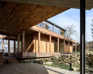 Směrem do údolí se otvírá velkými okny, směrem k domu je spíše uzavřený. (Dům Medník, päivä architekti)