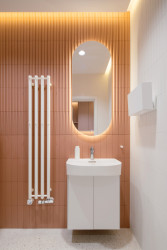 Pohled do sociálního zařízení (Zrekonstruované kanceláře v Paláci Akropolis; Marco Maio Architects)