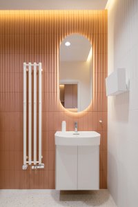 Pohled do sociálního zařízení (Zrekonstruované kanceláře v Paláci Akropolis; Marco Maio Architects)