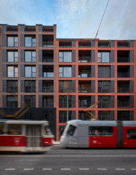 Uliční fasáda tvoří identitu budovy samotné. (Bytový dům Iconik, studio Edit!)