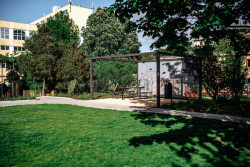 Součástí parku je pergola se stolem a lavicemi. (ateliér YYYY, park U Uranie)