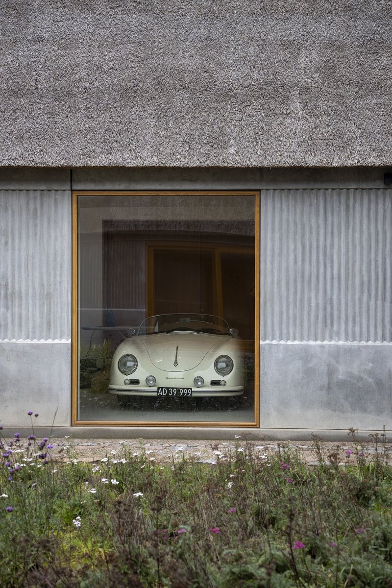 V severním křídle je garáž a dílna. (Åstrup Have, NORRØN Architects)