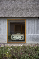 V severním křídle je garáž a dílna. (Åstrup Have, NORRØN Architects)