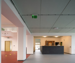 Zásahy do provozu budovy vedou k jeho zjednodušení... (Sokolovna ve Veverských Knínicích, studio New Work) 