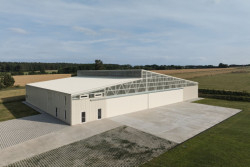 Kolem hangáru jsou manipulační plochy pro letadla. (Hangár ve Zbraslavicích, Studio Raketoplán)