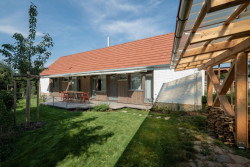 Dům na venkov, Michal Šiška: Jedná se o lapidární úspornou variantu venkovského domu vycházející z tradičních forem, tvarosloví a materiálů