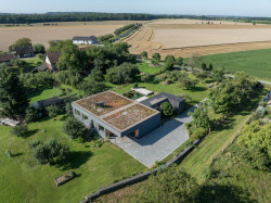 Je umístěný v rodinném sadu. (Rodinný dům u Rozkoše, MOLO architekti)