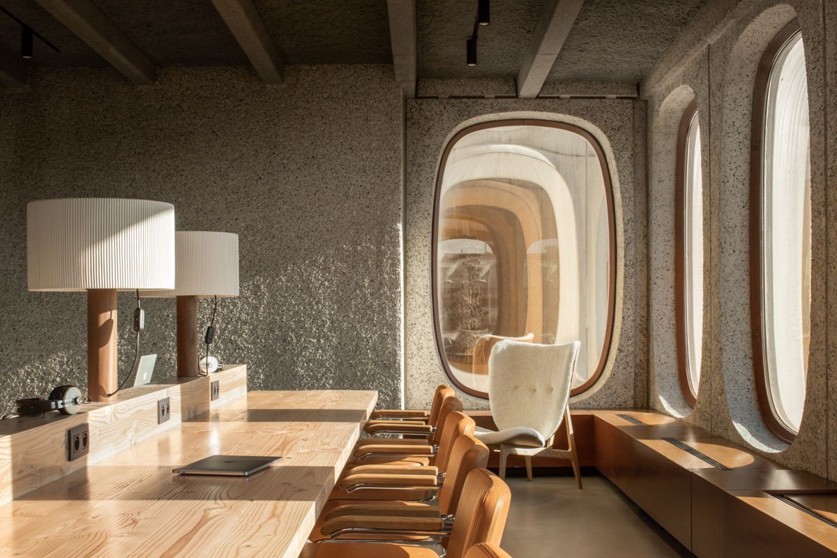 Rekonstrukce poválečné budovy na administrativní prostory od studia GOING EAST