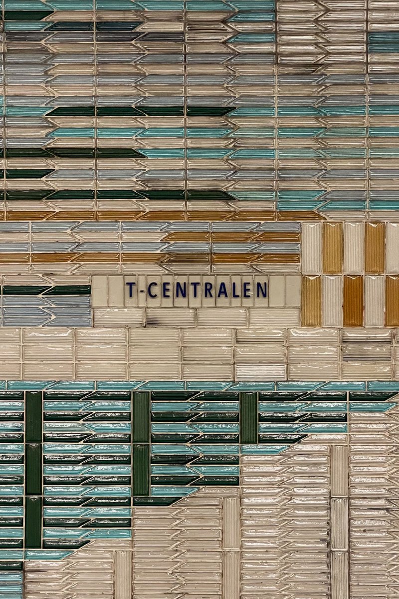 Stockholmské metro (na obrázku mozaika ve stanici T-Centralen -nástupiště červené a zelené linky, 1957) 