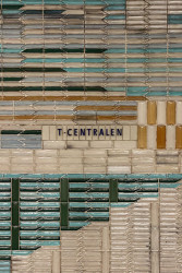 Stockholmské metro (na obrázku mozaika ve stanici T-Centralen -nástupiště červené a zelené linky, 1957) 