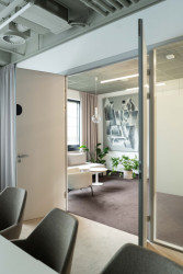 Právě neutrální barvy propojují všechny místnosti kanceláří. (Kanceláře právnické firmy Rowan Legal, ateliér HRA)