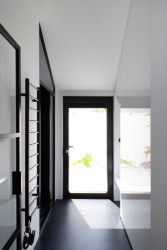  Vstup (Bílý dům v Lysolajích, skvadra architekti)