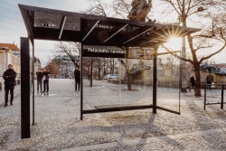 Prototyp zastávkového přístřešku MHD se zábradlím na Palackého náměstí v Praze.