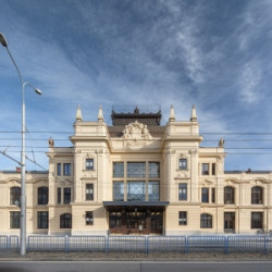 Vlakové nádraží v Českých Budějovicích vypadá jako před sto lety, ale odpovídá 21. století