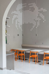 „Nejgeniálnějším nápadem jsou jednoznačně dvě mozaiky raka a kraba poskládané z keramických dlaždic, " říká majitel podniku Patrik Yeranyan. (Rakin Seafood Bar; NEUHÄUSL HUNAL David Neuhäusl, Matěj Hunal)