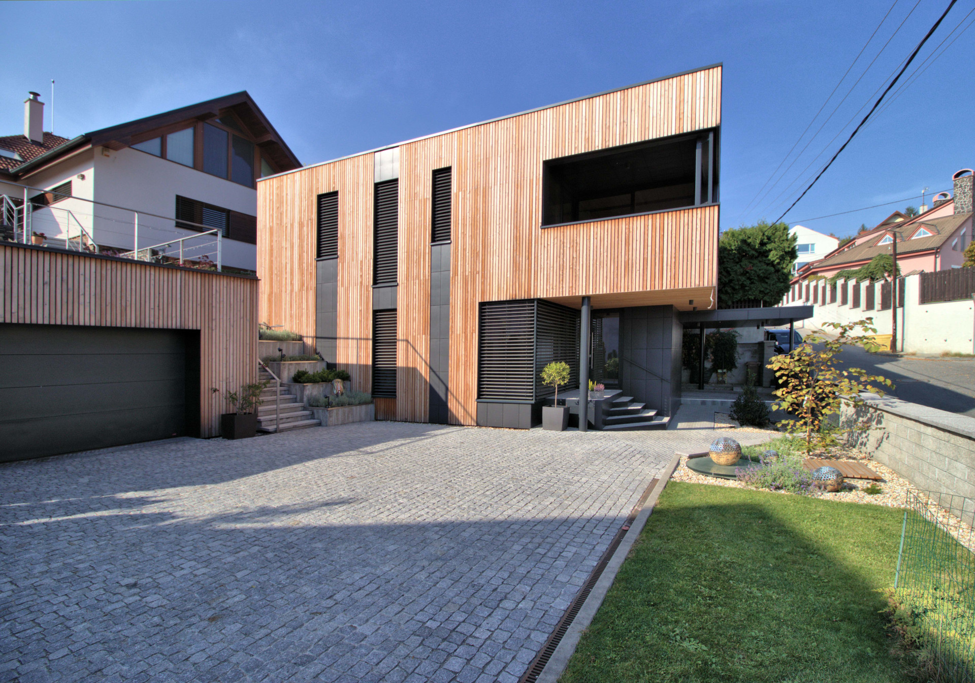 Ateliér MOLNÁR-PERÁČEK postavili v Bratislavě rodinný dům z CLT panelů