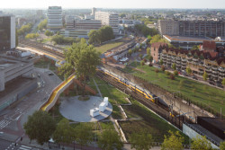 Lávka prochází skrze administrativní budovu, přes rychloproudé silnice a železnici. Propojuje celé území od nádraží Rotterdam Centraal po historickou čtvrť Laurenskwartier. 