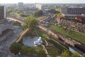Lávka prochází skrze administrativní budovu, přes rychloproudé silnice a železnici. Propojuje celé území od nádraží Rotterdam Centraal po historickou čtvrť Laurenskwartier. 