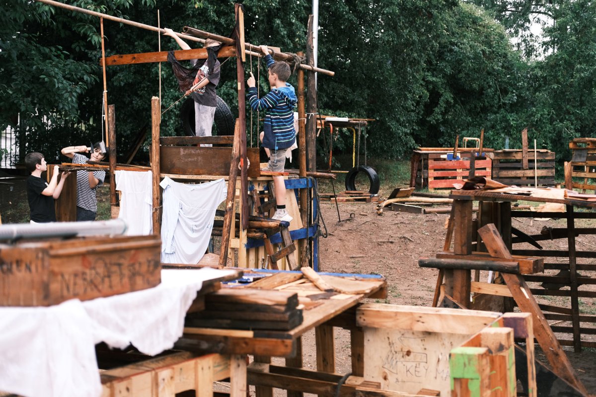 Malým kutilům jsou k dispozici vrtačky, šroubováky i kladiva. Vše pod dohledem přítomného koordinátora.  (Hřiště, kde se staví bunkry; Město přátelské dětem)