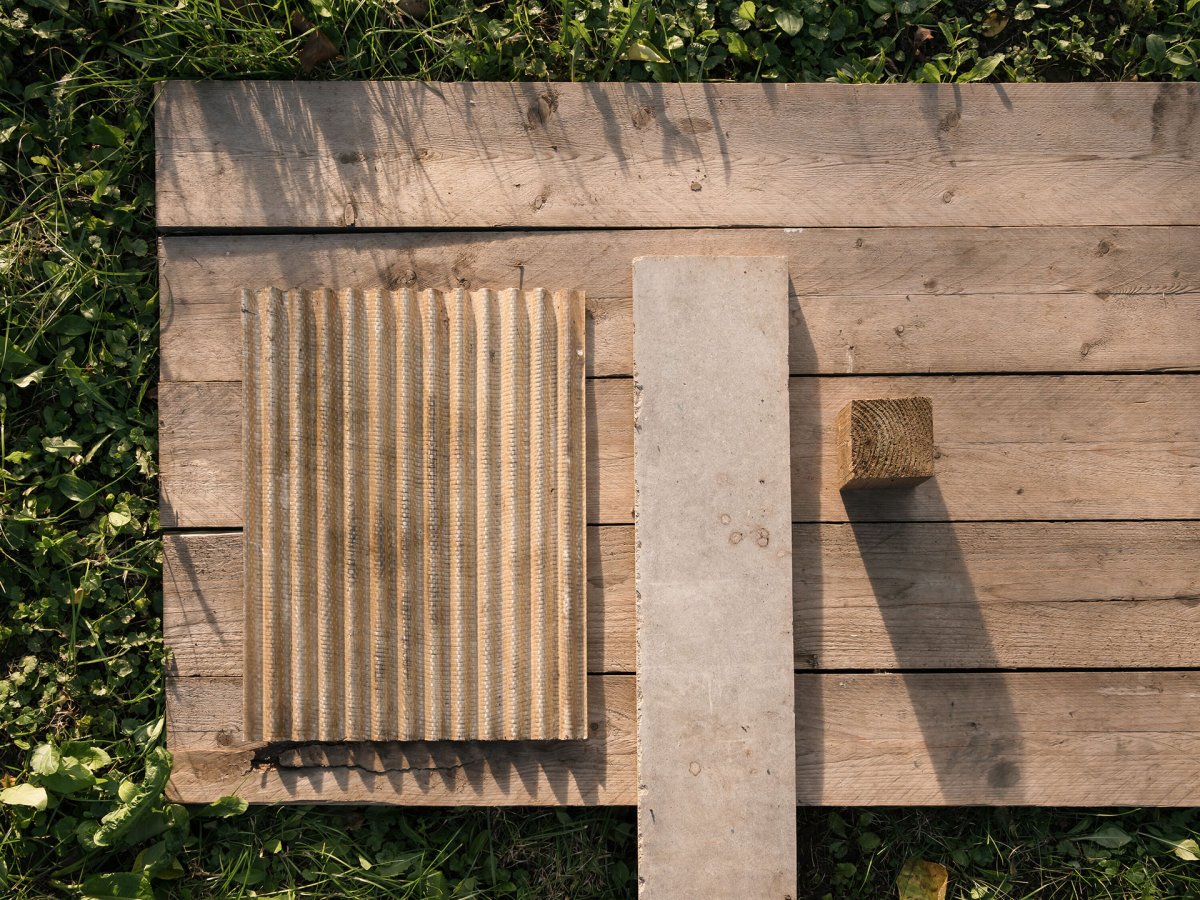 Výchozí materiály: pražce, trámky, sklolaminát, cementotřískové desky (Sauna, ika.architekti)